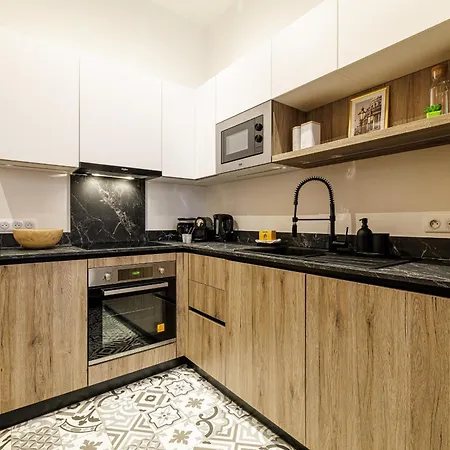 Chic & Cozy 2 Bdr Heart Of The Old Town