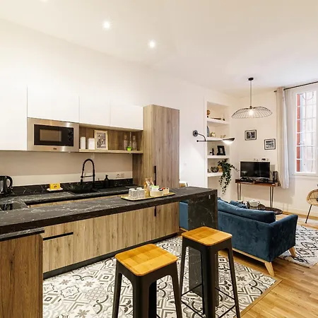 Chic & Cozy 2 Bdr Heart Of The Old Town Apartment Nice